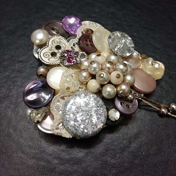 Heart shaped button brooch - Picture 5 of 8